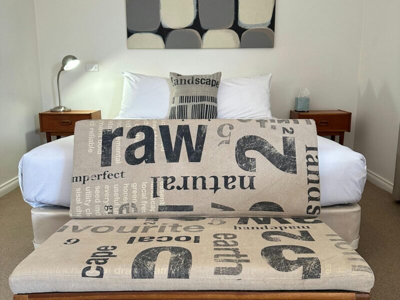 Bed and lounge in Parachilna Overflow Accommodation Cabin